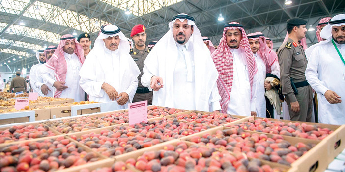  سموه خلال رعايته مهرجان التمور بمحافظة المذنب