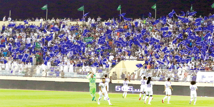  لاعبو الهلال يحتفلون بالفوز مع جماهيرهم