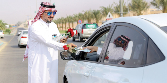  جانب من توزيع الورود على منسوبي الجامعة