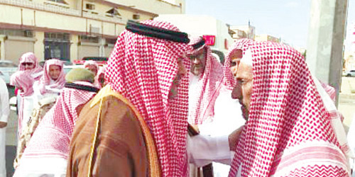  المحافظ يعزي والد الشهيد