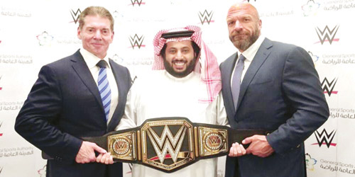  رئيس الهيئة العامة للرياضة يتوسط بطلي wwe