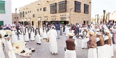 الجنادرية تستقبل آلاف الزوار في يومها الثاني 