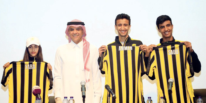  سعود وعمار الحقباني وشقيقتهما يارا مع رئيس الاتحاد بعد التوقيع