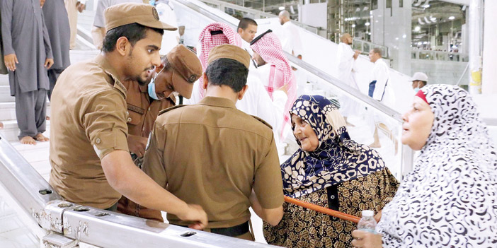 رجال الأمن بالمسجد الحرام.. جهود وأعمال ميدانية وإنسانية 