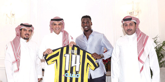  رئيس الاتحاد ونائبه مع اللاعب ووكيله