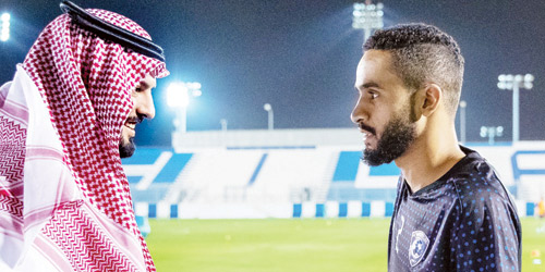   رئيس الهلال يطمئن على البريك ويبدو اللاعب بالعكازين