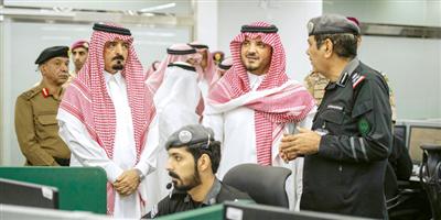 وزير الداخلية يتفقد سير العمل بالمركز الوطني للعمليات الأمنية الموحدة 911 