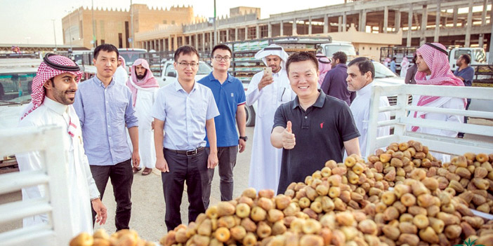  عدد من الجنسيات العربية والأجنبية يتجولون بمهرجان تمور بريدة