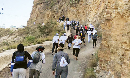 جانب من الجولة السياحية لفريق «هايكنج» في محافظة الدائر