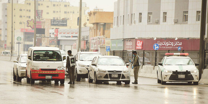  رجال الأمن من خلال اطلاعهم على أذونات التجول