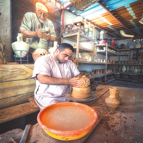  أحد أبناء الغراش في معمل والده لصناعة الفخار