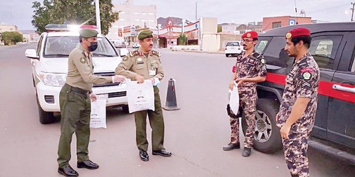  مدير جوازات نجران يوزع وجبة الإفطار