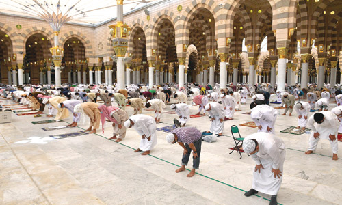 مراعاة الجوامع والمساجد التعليمات المتعلقة بالتباعد الجسدي 