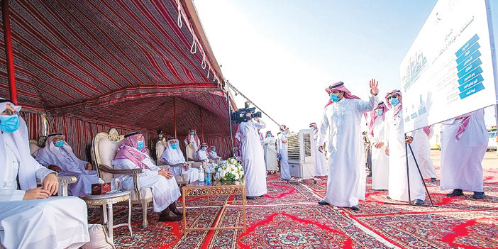  سمو الأمير يشاهد شرحًا حول نادي الطيران بالرس