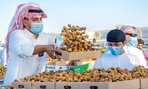 مهرجان بريدة للتمور يشهد أعداد كبيرة من المركبات المحمَّلة بأطنان من التمور 