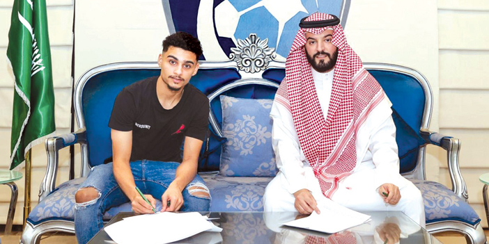  رئيس الهلال والطريس خلال التوقيع