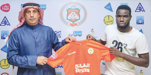  رئيس النادي يوقع مع اللاعب المالي