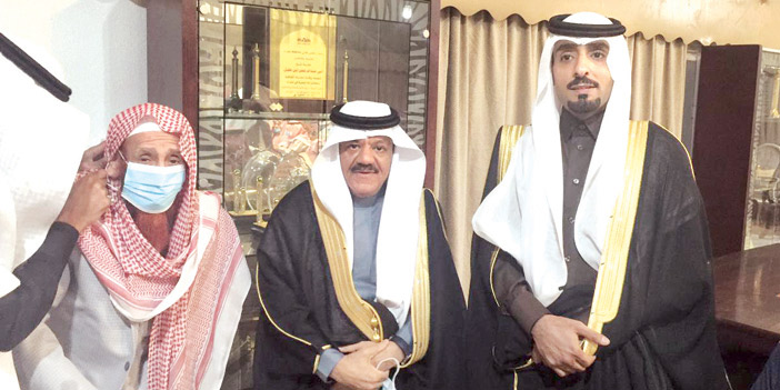  الشيخ أبو عبدالرحمن ابن عقيل الظاهري والعريس ووالد العروس خالد الخليفة