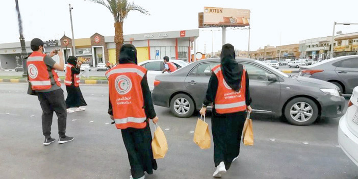 متطوعو ومتطوعات الهلال الأحمر بنجران يقومون بالعديد من المبادرات 