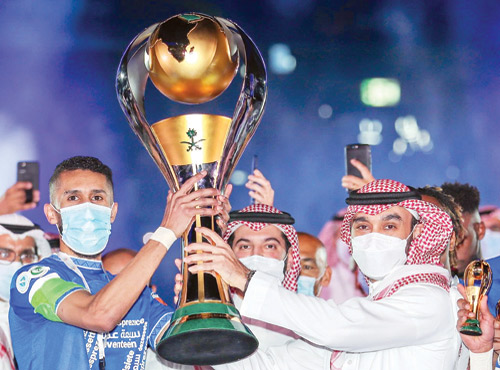  الأمير عبدالعزيز بن تركي الفيصل متوجا الهلال بالكأس