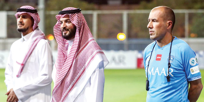  رئيس الهلال والمدرب قبل انطلاق التدريبات أمس