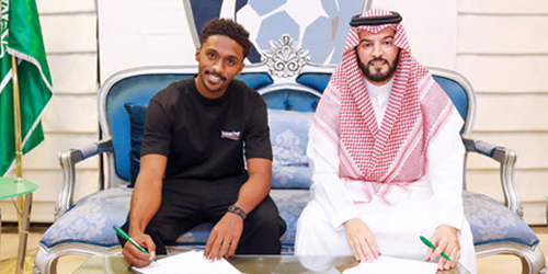  رئيس الهلال فهد بن نافل وخليفة الدوسري خلال التوقيع