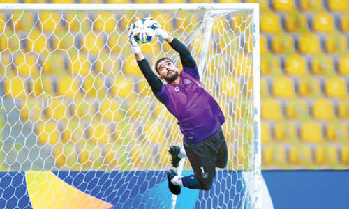  عبد الله المعيوف رجلا في مواجهة الهلال والاستقلال