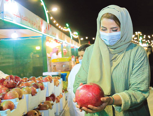  الأميرة هند بنت عبدالرحمن خلال زيارتها المهرجان