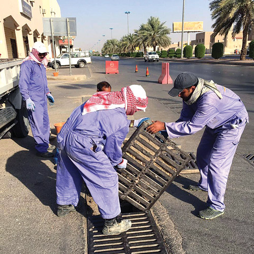 المذنب: صيانة فتحات تصريف السيول 