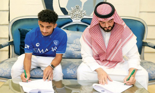  الشاب صهيب الزيد يوقِّع عقد انضمامه للهلال