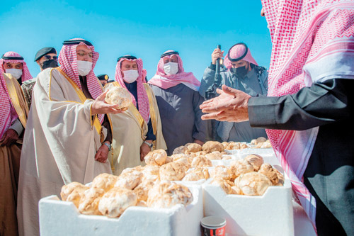  من جولة سموه بمهرجان الفقع الأول في شري