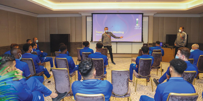 فيفا يشرح للاعبي الهلال اللوائح ويقدم شهادته للزعيم 