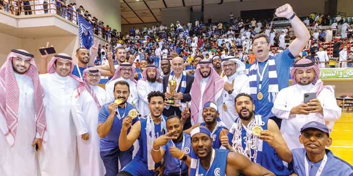  لاعبو الهلال يحتفلون بكأس الوزارة