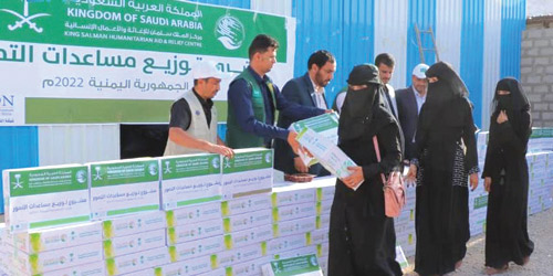 مركز الملك سلمان يوزع 3.785 كرتوناً من التمور بمديرية حديبو في محافظة سقطرى 