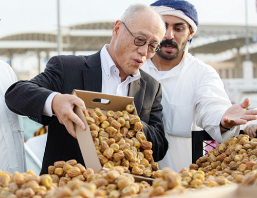  السفير الياباني يتجول بمهرجان التمور