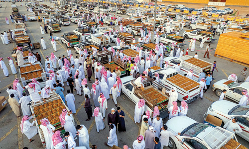  جانب من أرتال السيارات المحمّلة بالتمور