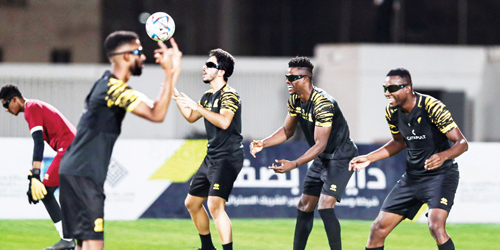 الاتحاد يفرض «النظارات» على لاعبيه بهدف التركيز 