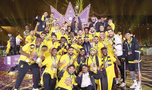 لاعبو الاتحاد يحتفلون بكأس السوبر