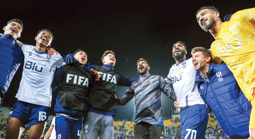 عدد من لاعبي الهلال يحتفلون بالتأهل