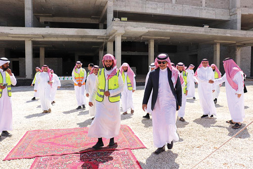 محافظ المجمعة يزور مشروع مبنى مستشفى النساء والولادة التابع لجمعية البر الخيرية بالمجمعة 