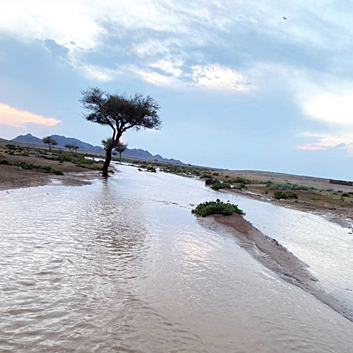 أمطار غزيرة على الحائط 