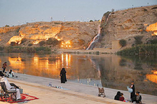 «وادي نمار».. واحة تلتف حولها موائد الإفطار 