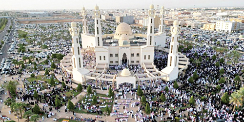 ‏لقطات جوية لجامع الوالدين في مدينة تبوك خلال تأدية صلاة العيد 