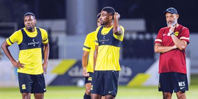 الاتحاد بكامل نجومه أمام الشباب 