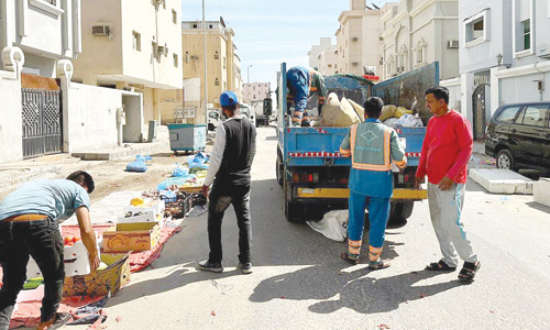 مصادرة 26 طنًا من الخضار والفواكه من الباعة الجائلين بالدمام 