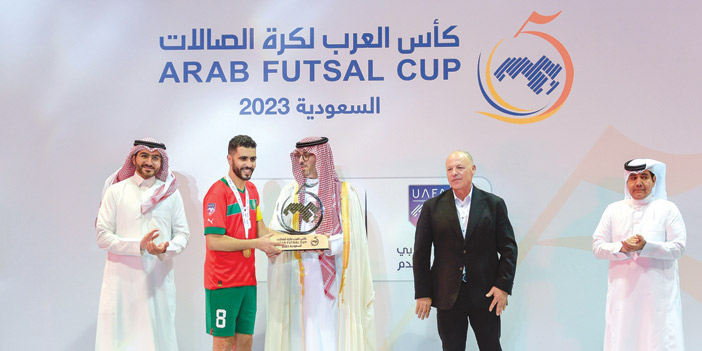  محافظ جدة يتوج المنتخب الفائز بالبطولة