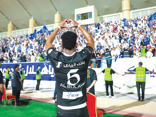 البليهي يحيي جماهير الهلال الكبيرة في نجران أمس