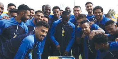 لاعبو النصر يحتفلون بمئوية ماني 