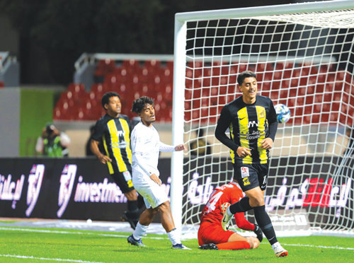 الاتحاد يتغلب على الطائي بثلاثة أهداف في مؤجلة الدوري 