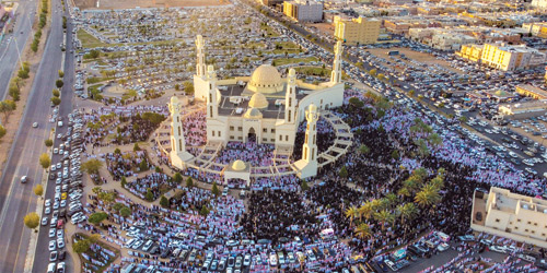 مشهد جوي لأداء صلاة عيد الفطر المبارك في جامع الوالدين بتبوك 